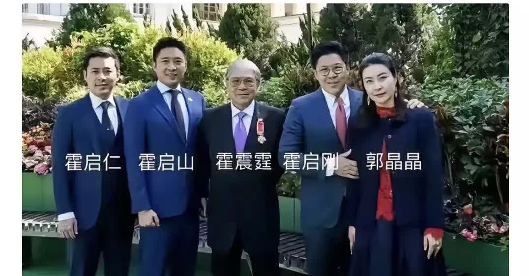 郭晶晶出现在霍启山分享的霍家聚会照片中，仪态万方。