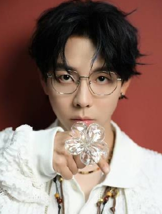 胡夏演唱会细节控狂喜！慢歌追光氛围感拉满，快歌彩带炸场。他嗓子像开音响，还冷不丁