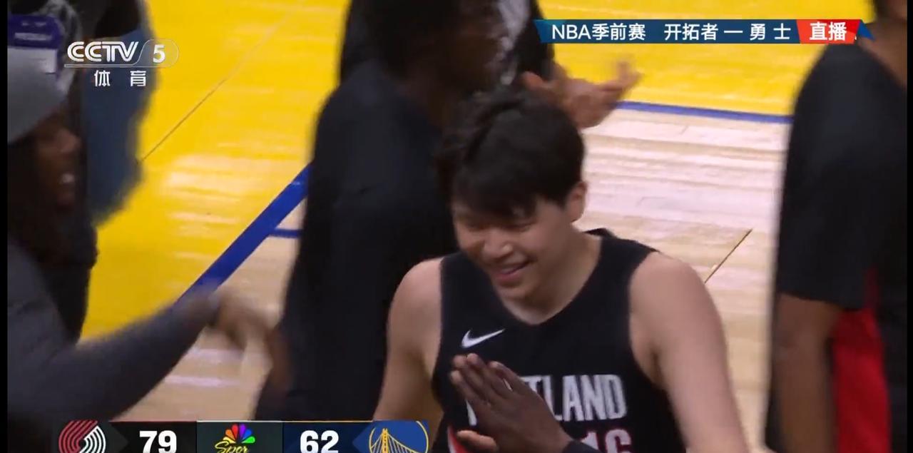         今天上午，NBA季前赛波特兰开拓者队客场挑战金州勇士，双方精锐尽