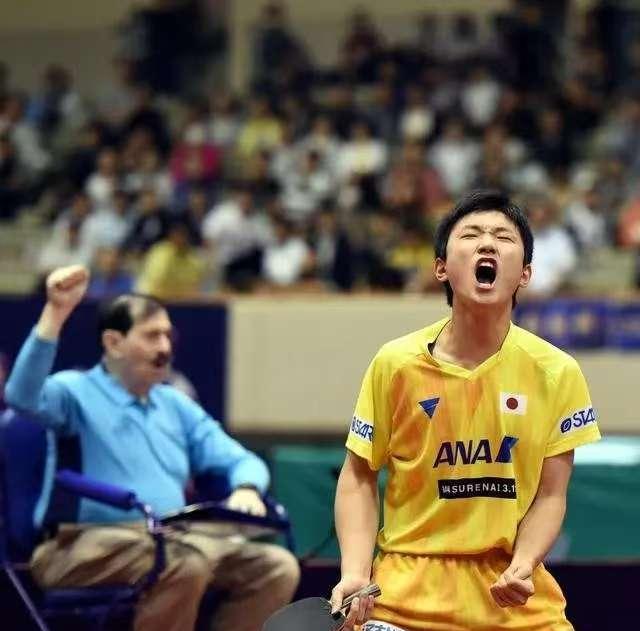 记者问张本智和:“你为什么要放弃中国国籍，加入日本国籍？” 张本智和说:“加入日