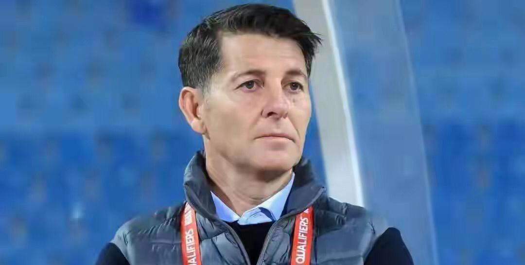 国足按照这几个标准选帅 肯定差不了
1、别请年龄太大的教练
伊万是个好教练，就是