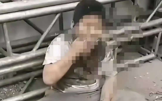 小男孩被欺负，热心网友看不下去，上门讨伐……