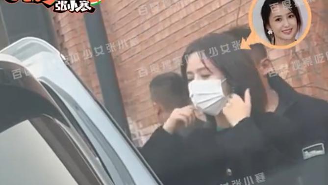 佟丽娅带儿子现身陈思诚工作室，穿黑丝短裙状态超好，儿子像爸爸