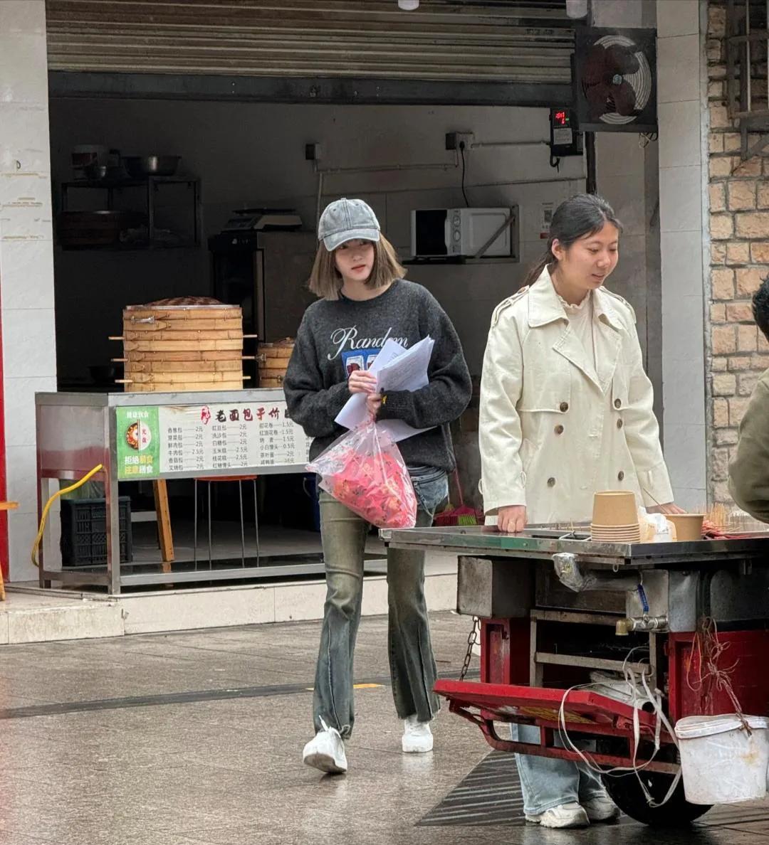 关晓彤现身四川在路边吃东西！
关晓彤长得好看，170cm身高有一双大长腿。