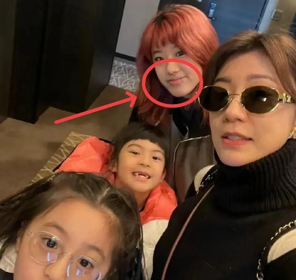 贾静雯的大女儿梧桐妹，
曾经以打鼻环化浓妆示人，
而这次她摘下了鼻环卸下了浓妆，