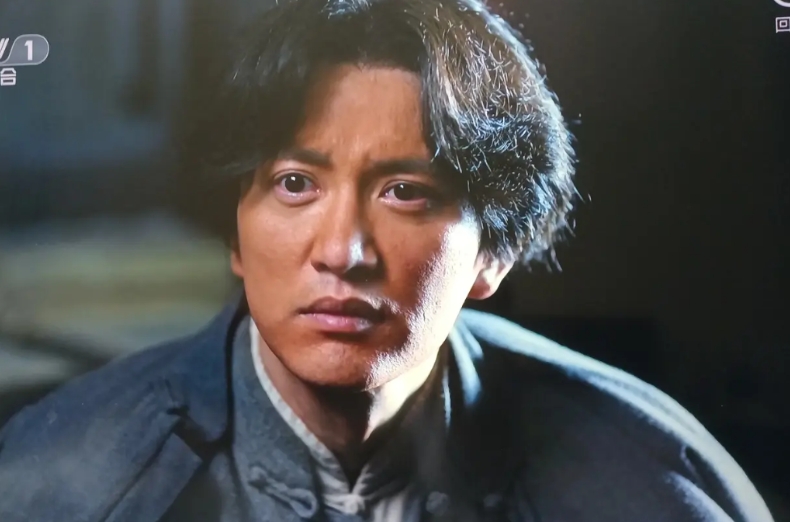 大家发现没有？《浴血荣光》中王仁君饰演的毛委员，嘴唇下方怎么没有“肉痣”？此时1