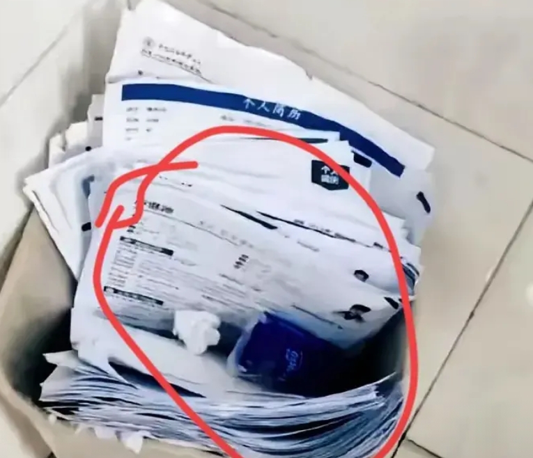 在网上看到，一个大学生去人才招聘会找工作。他无意中发现一个惊天黑幕，招聘会结束，