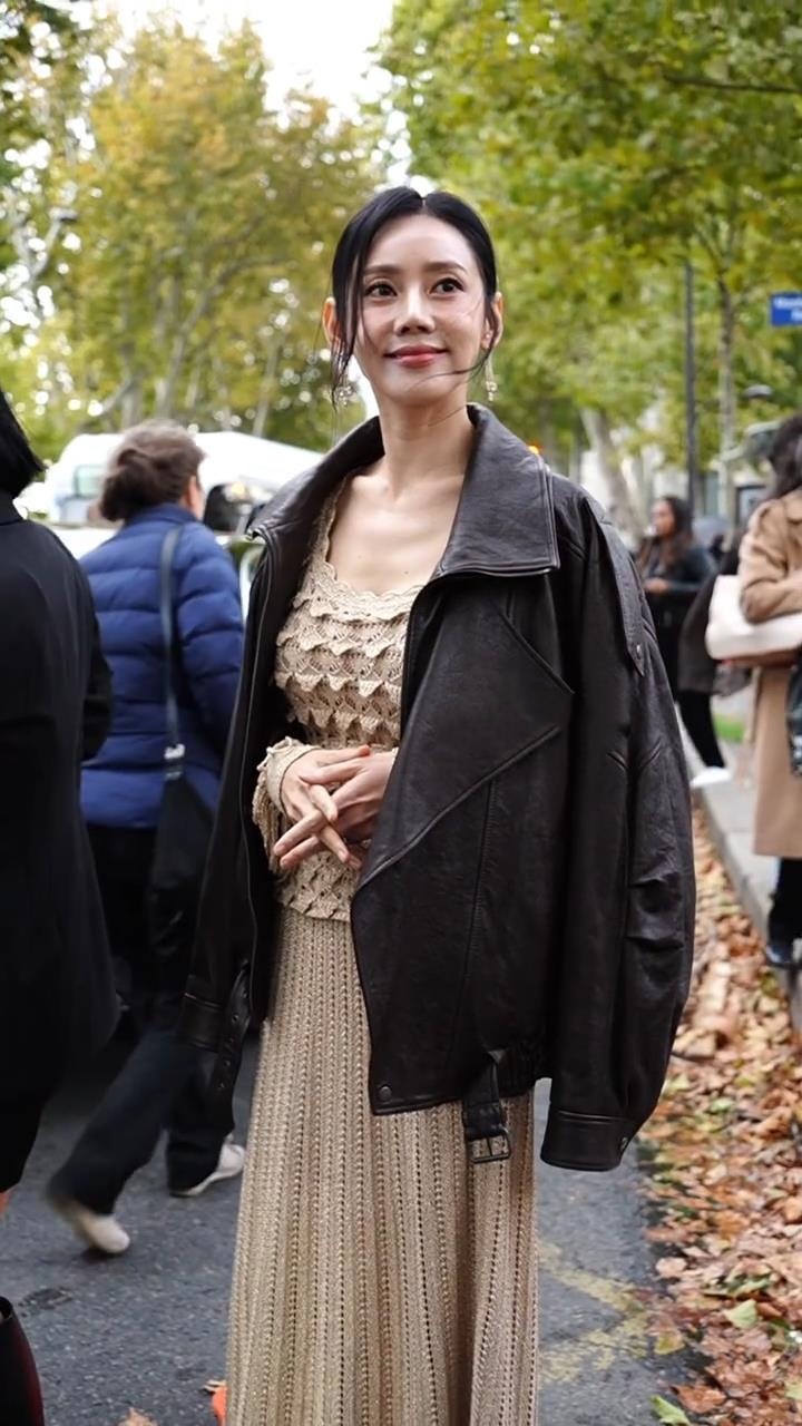秋瓷炫怎么一下老了这么多，没有美颜，差别太大了！
秋瓷炫现身巴黎时装周，一件长裙