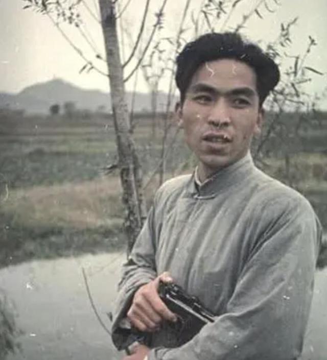 1947年，地下党被处决前婉拒房东送的断头饭：“我吃不下”，房东弯腰轻声说：“这