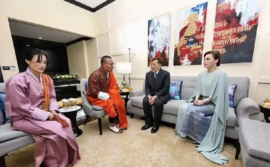 泰国王后惊艳亮相不丹











国王和王后一起去了不丹，你们猜怎么着