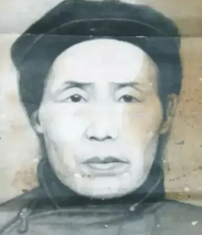 1928年，一红军战士被敌人追捕时，被一好心大娘藏在家中，然而，当听到敌人悬赏 