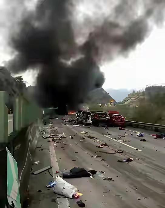 重要的事情说三遍
远离大货车、远离大货车、远离大货车…
特别是在高速上行驶
不要