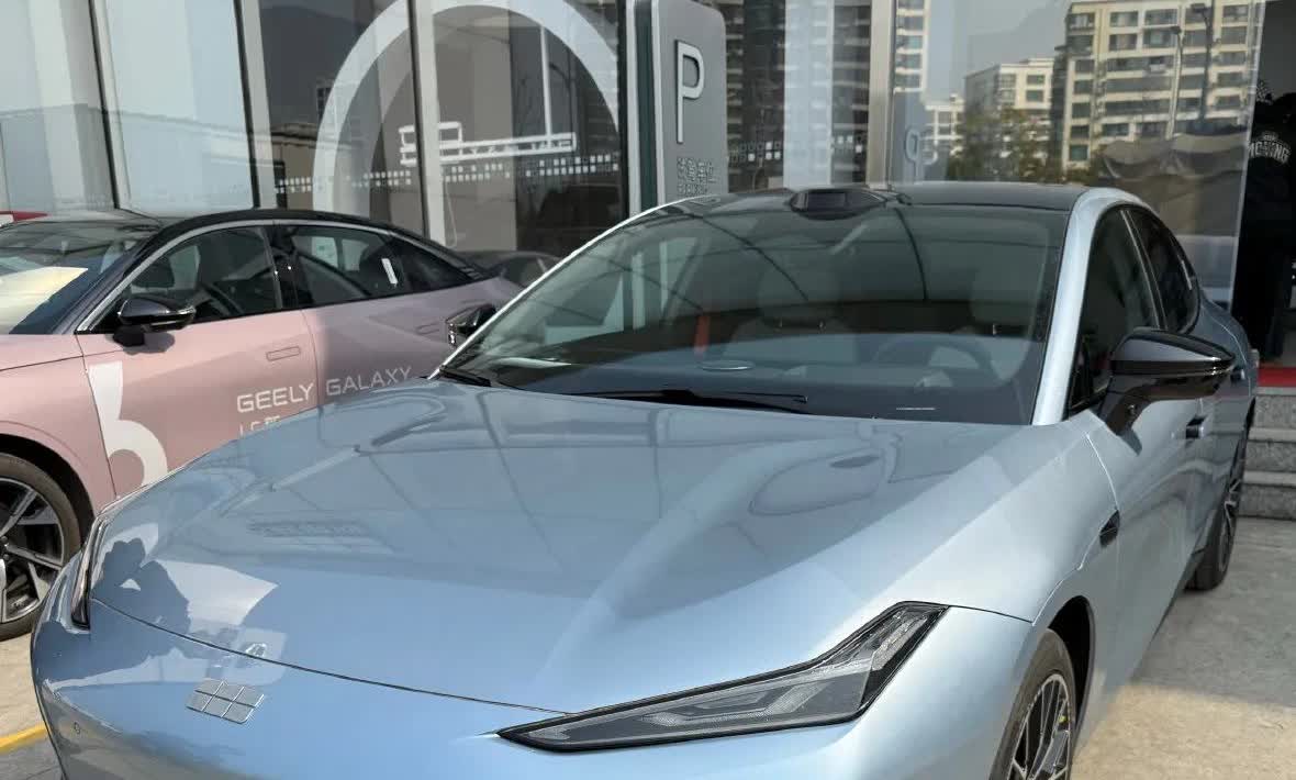 今天去试驾了新款吉利银河e8，我试驾的是19.88万带激光雷达智驾的顶配版。