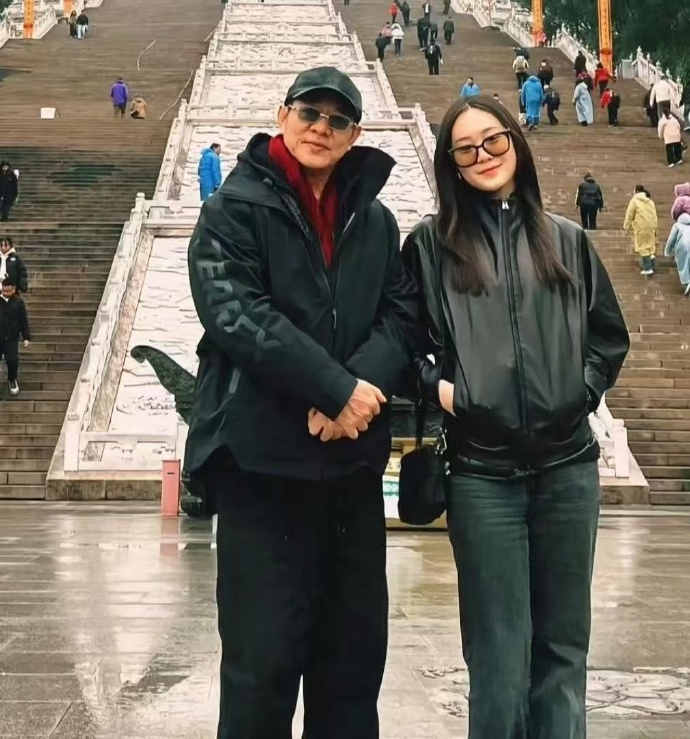 李连杰带22岁小女儿去安徽九华山祈福啦！女儿长得真俊，眉眼间跟妈妈利智太像了！ 