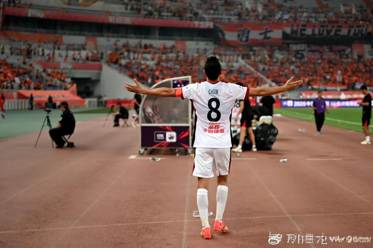 今天，国内媒体足球报发布了一篇周定洋的专题报道，里面有几个信息值得关注
1.周定
