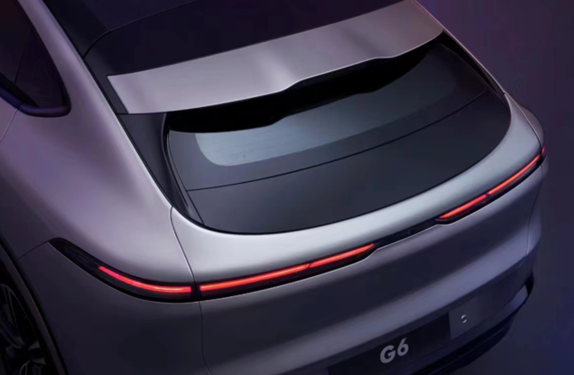 偶遇小鹏G6道路测试，去搜了一下这款车还带电动尾翼 了，我记得阿维塔也是带这玩意