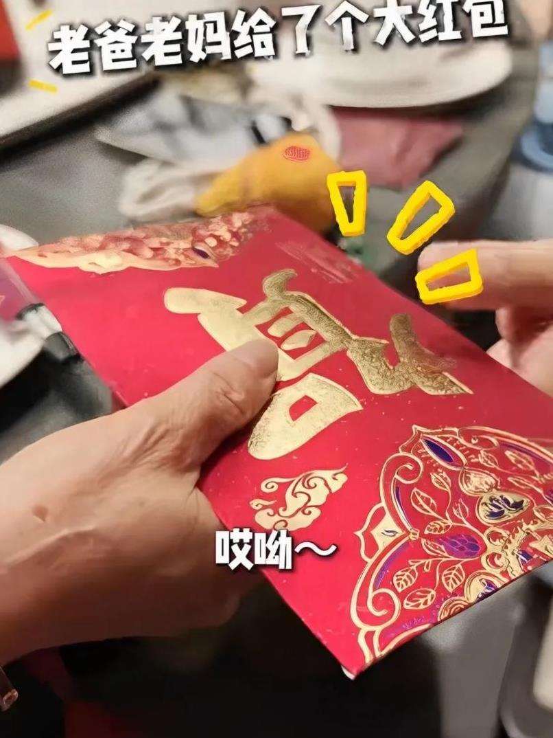 近日，陈龙迎来50岁生日，妻子章龄之送了一副眼镜作为礼物，妈妈也贴心地包了一个大