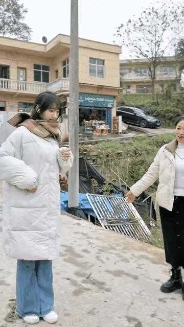 这位女孩来自乡村，是一个单亲家庭，在大姐的撮合下，今天前来相亲……两人初见，便一