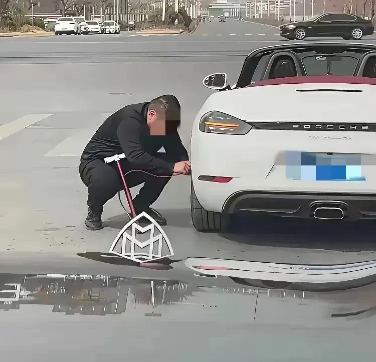 这个身价的老板，
还能亲自动手加气，
不多见！