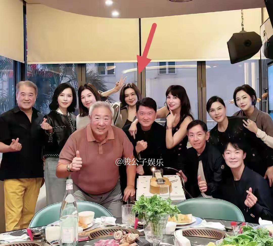 关之琳这状态也太好了 ！近日关之琳为好友庆生，她当天打扮极为休闲 ，但难掩贵妇范