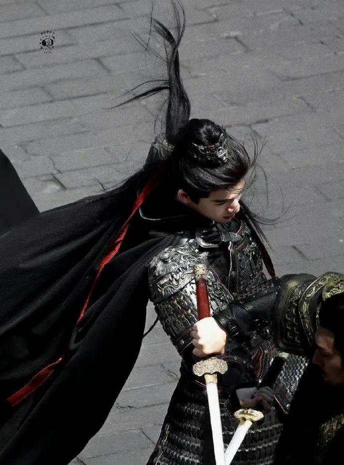 凌晨还在超话帮小核桃们挑美甲，张凌赫这波操作真的把“宠粉”刻进DNA里了吧！毕竟