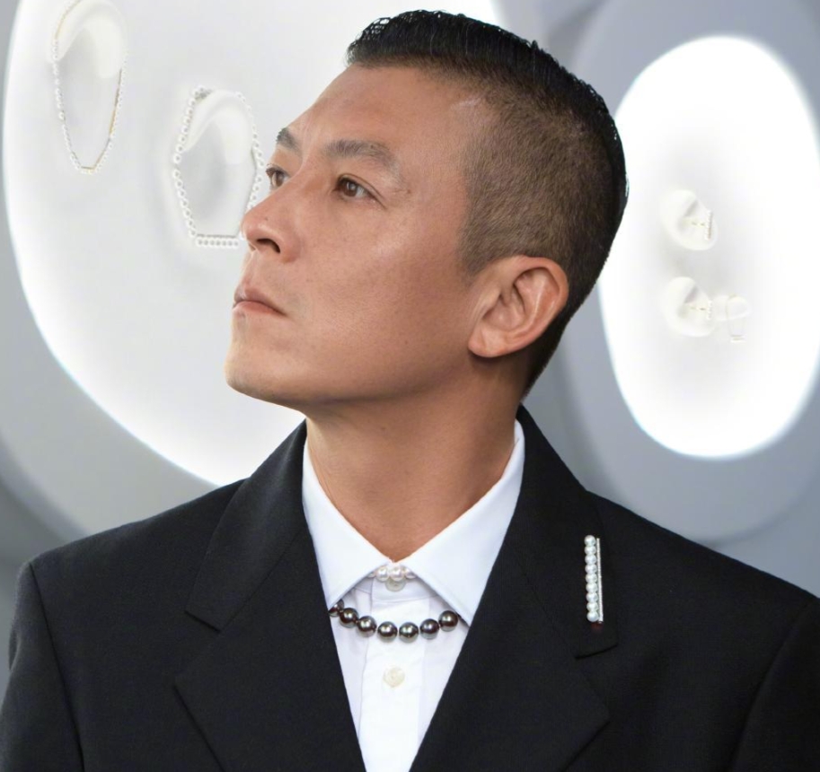 男人至死是少年，陈冠希这个性子，真是没变。
    你说他没吃过大亏吧？他吃过呀