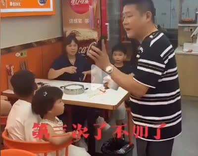 7人点1碗面，第3次加面被拒就差评！

两成年女子带5个小孩7人点一碗面，第