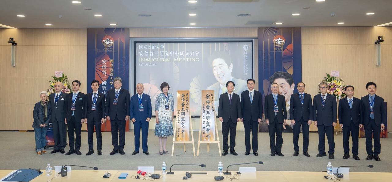 奴颜婢膝，献媚日本。在台当局的推动下，“国”立政治大学成立了安倍晋三研究中心，一