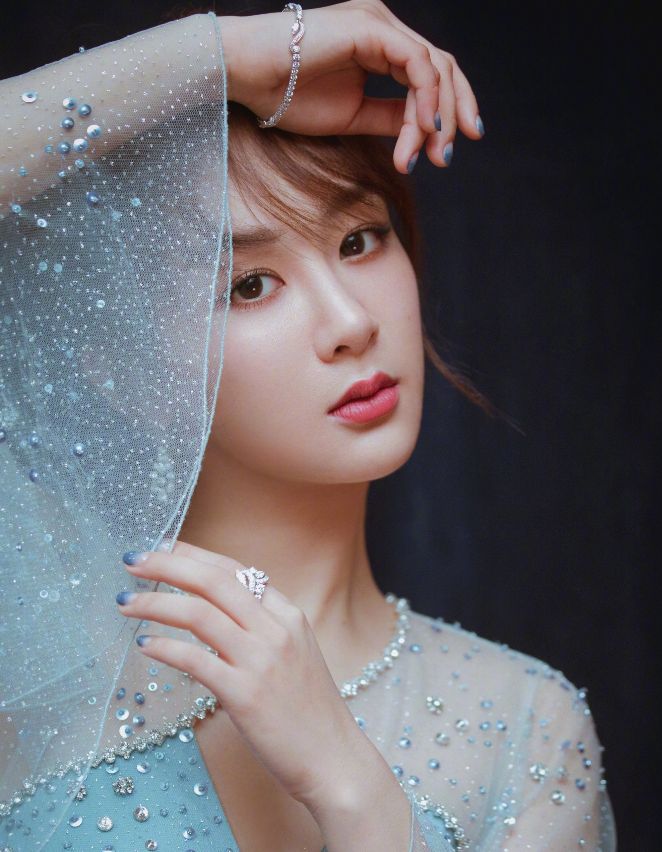 90后花旦女星写真合集：杨紫关晓彤靓丽出众
