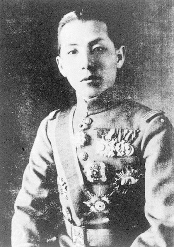 1938年，张学良钓完鱼，有点饿，就向一个老农要了几个红薯吃，当晚张学良让卫兵给