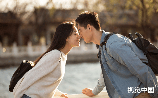 未婚夫人格分裂后另一人格爱上了其他人，我还要跟他继续吗？