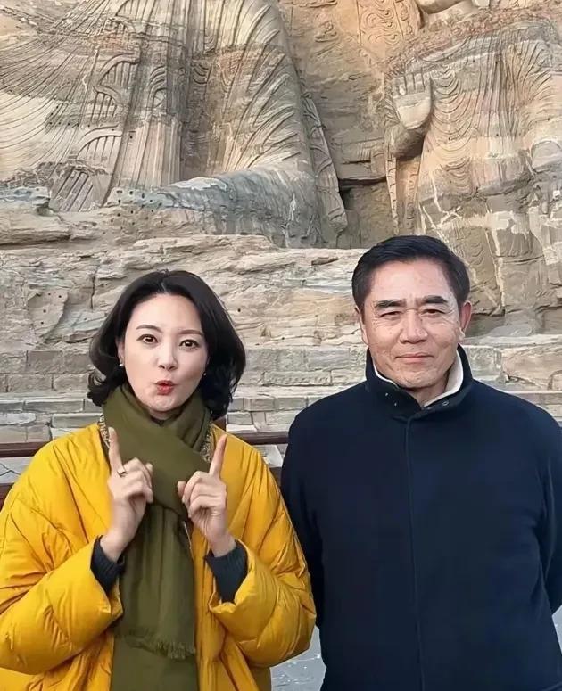 和陈宝国配戏的美女真的太多了，但却始终没有绯闻。
仔细看，左边这位美女是谁？气质