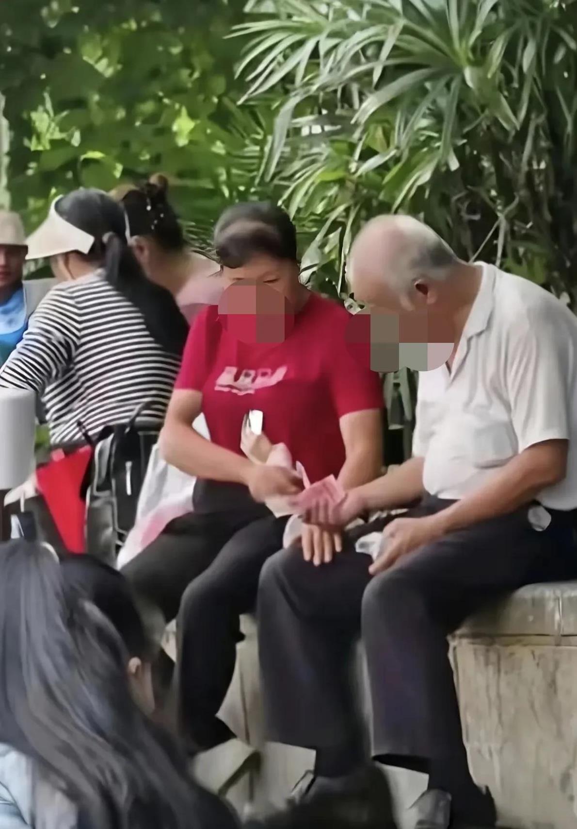 “给孙女买袋火腿肠扣抠的要命，找舞伴掏红票子眼不带眨的，手里点退休工资都给老太太