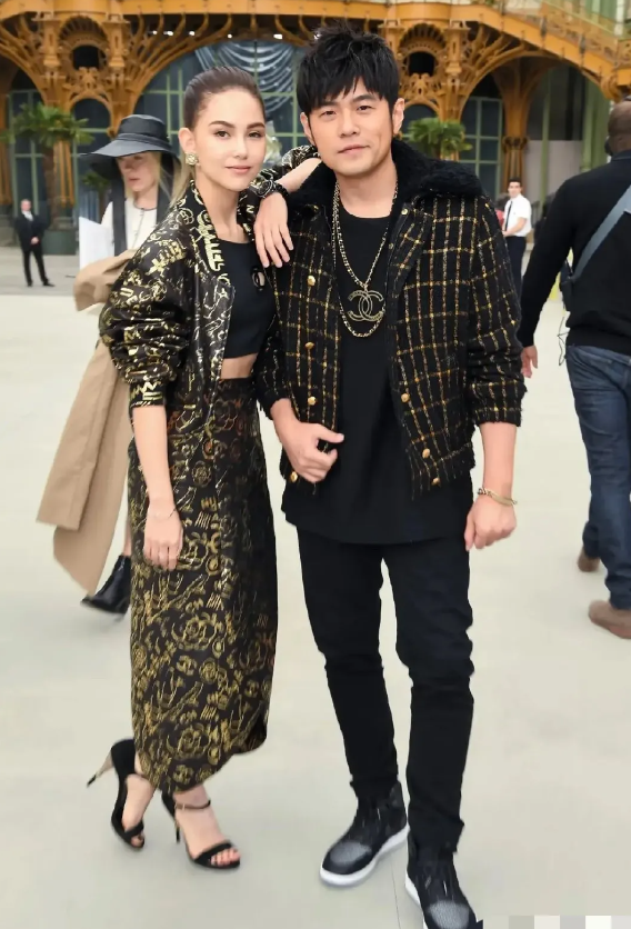 都在骂金秀贤不是人
15岁的小姑娘都不放过
可是周杰伦也是这样啊，怎么没人骂
当