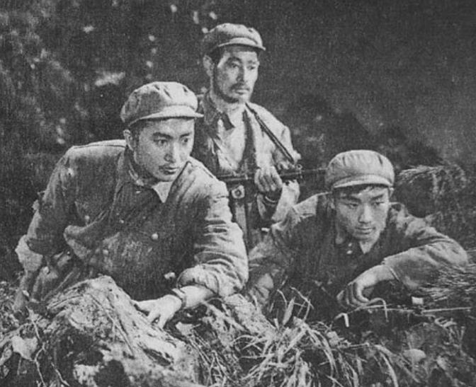 1949年，3名侦察员误入一间破旧牛棚，一名战士刚躺下，突然一阵疼痛，伸手往草堆
