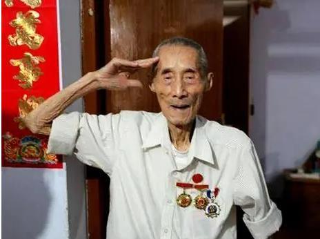 1942年，黄士伟在路上埋60枚地雷阻击日军，准备预测日军会停下的地方时，考虑到