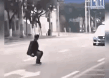 这是在拍戏吗
马路上，有位中年男子，举止极为不端正。他看到一辆白色轿车开来，突