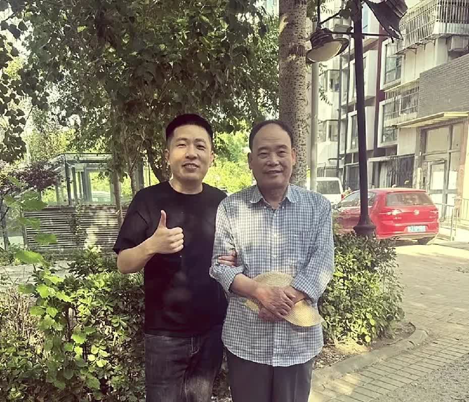 赵伟洲，要参加杨议摆知？

杨议这两天心情不好，小辉，作为杨议的助理，他的心