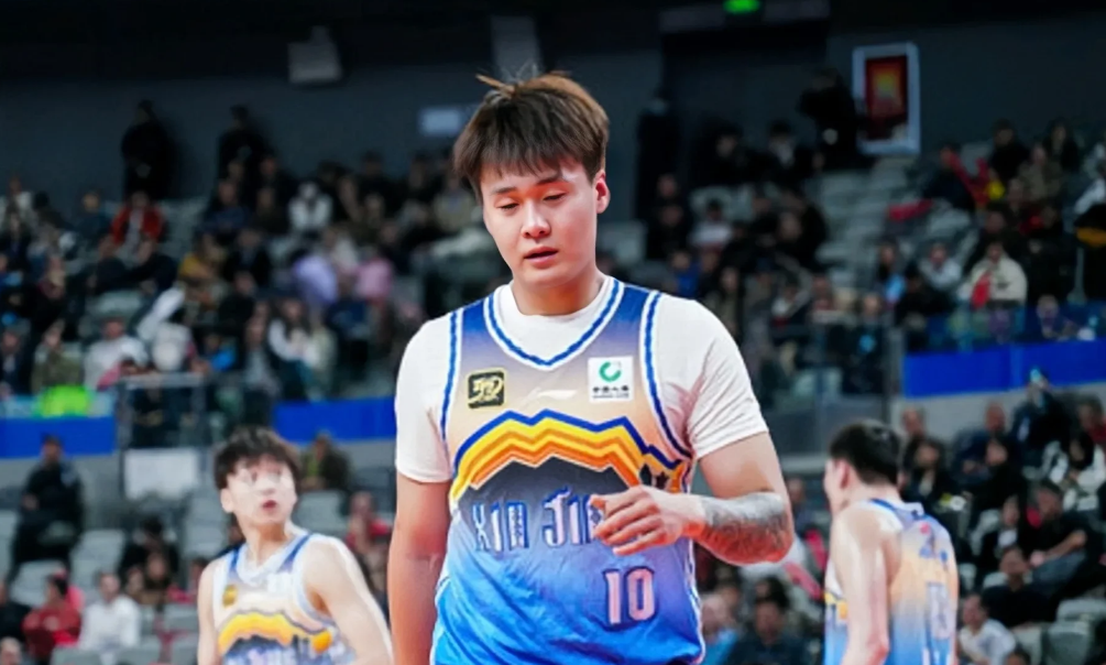 新疆男篮球员赵睿谈自己连续缺席季后赛比赛，他表示：从内心上来说我非常想打，可是身