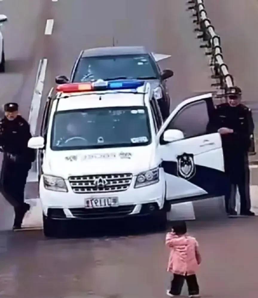 看到一个视频，两岁幼童走失后，向警察敬礼求助！父母教的好，不管遇到任何事情，只要