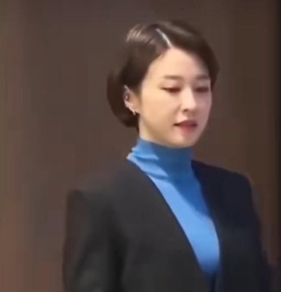 韩国新任女新闻发言人惊艳，她不为人知的4件事，见证了她的职场进阶之路。
1、弃文
