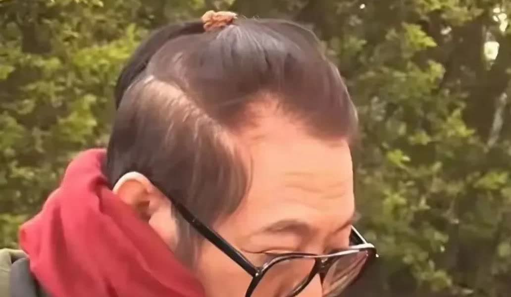 62岁李连杰衰老如断崖，皱纹老年斑密布，脸色蜡黄精神差