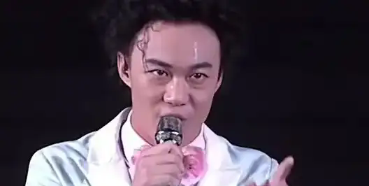 近日，关于歌手陈奕迅去世的谣言四起，引发网友关注！

近日，网传歌手陈奕迅去