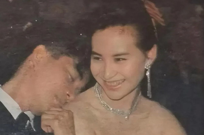 李嘉欣何超琼豪门恩怨











你敢信？一代船王竟然没给独子留遗产！