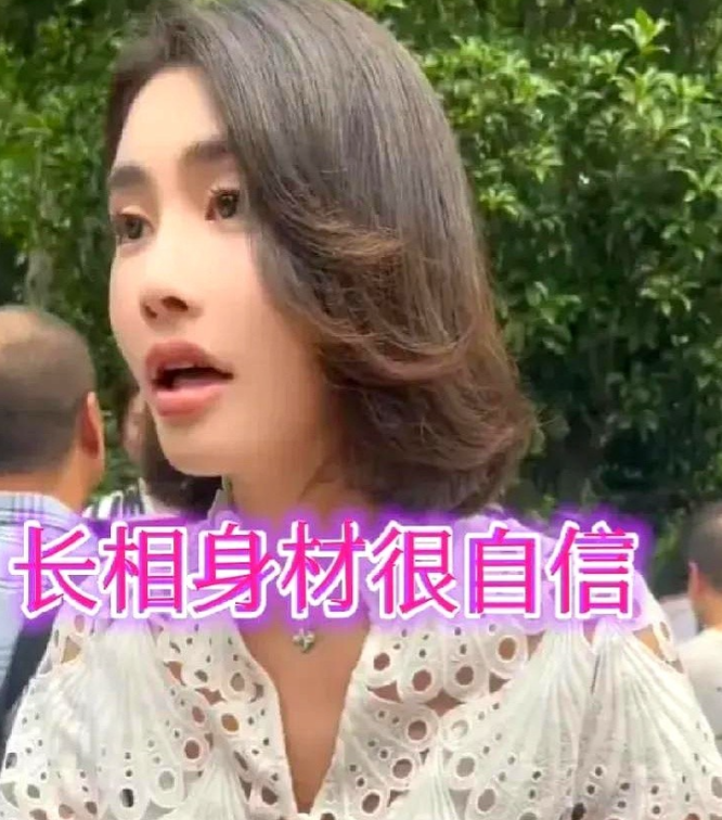 杭州万松书院的相亲角又炸锅了！

今天一位身高1米7的北方姑娘举着块牌子，上面白
