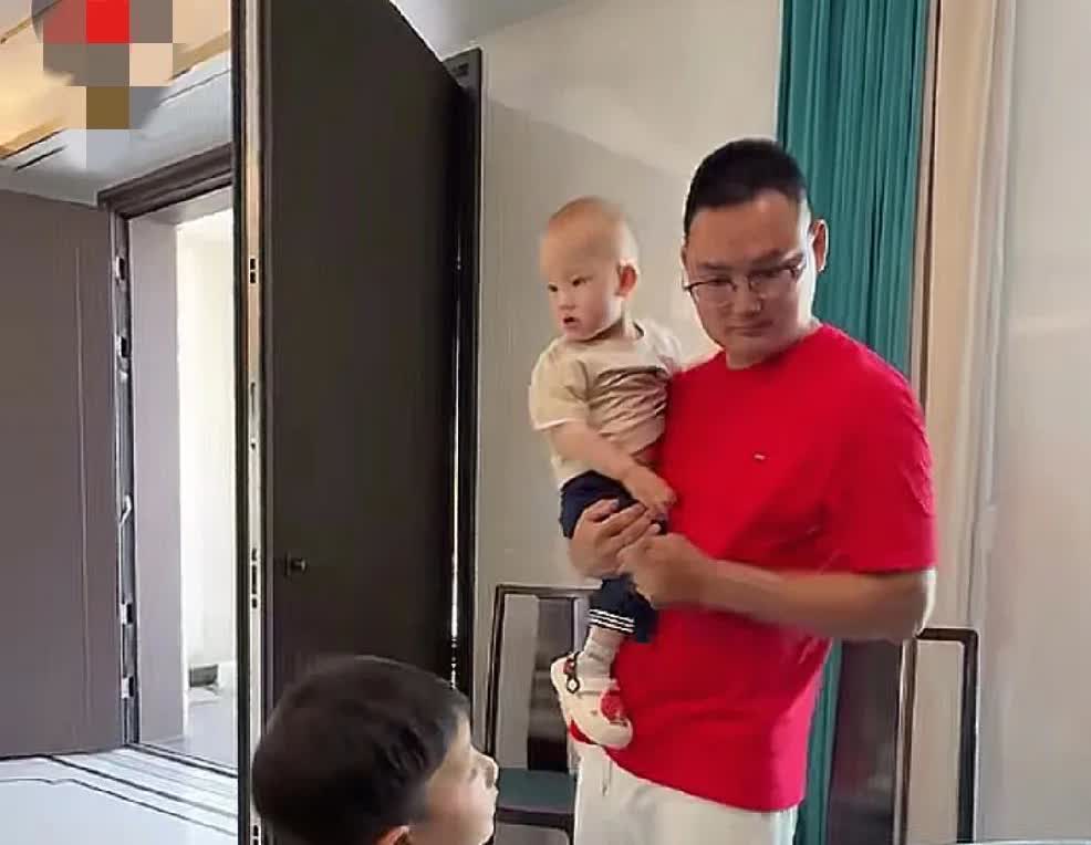 小二娃趁小妹不在家，去把一对儿子接回大别墅，保姆阿姨的一句话让大家替小二娃感到不