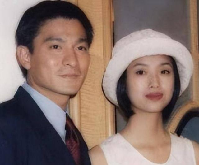 2004年，刘德华在个人演唱会上突然单膝下跪，向吴倩莲求婚：倩莲，我喜欢你，嫁给