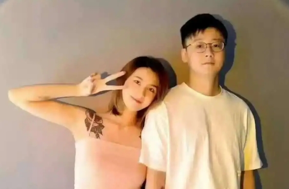 知名星座博主陶白白转发妻子长文，证实两人已于两年前和平离婚。妻子在文中提及，婚后