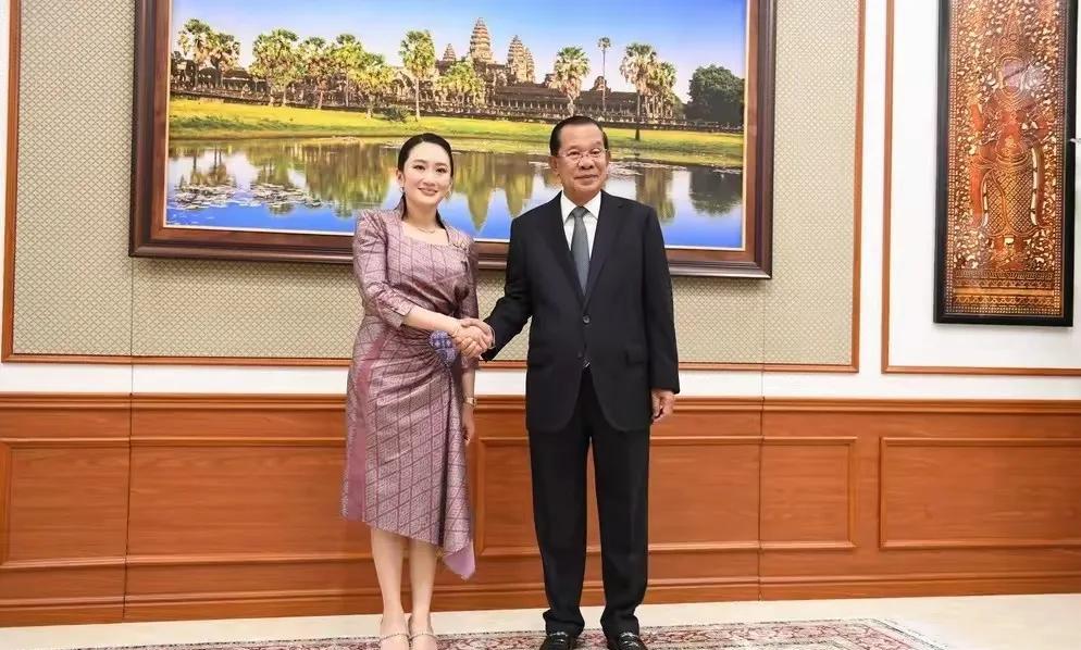 对于泰国总理佩通坦与柬埔寨前首相洪森之间通话被披露，感到这件事没有那么简单。无论