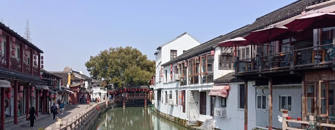 昨天下午五点多从北京华联超市出来，急步往回走，走得急了，差点碰到前面手拉手的一对